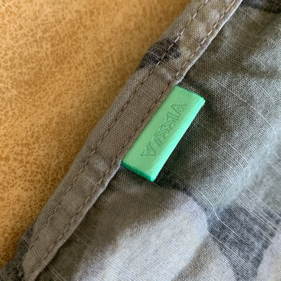 Vissla Short Sleeve Men's Button Down Shirt Size Large, Fits like a medium - Picture 9 of 12